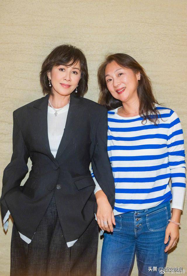 皇冠信用盘出租足球
_60岁刘嘉玲回苏州参加同学会皇冠信用盘出租足球
，合影状态超年轻：50年师生情像老酒，越陈越醇